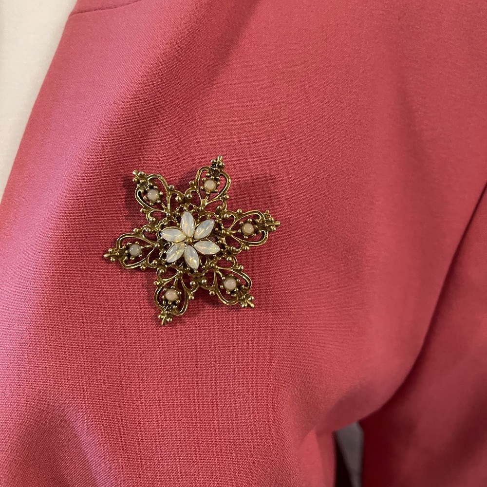 Vintage Beautiful Stone Brooch.